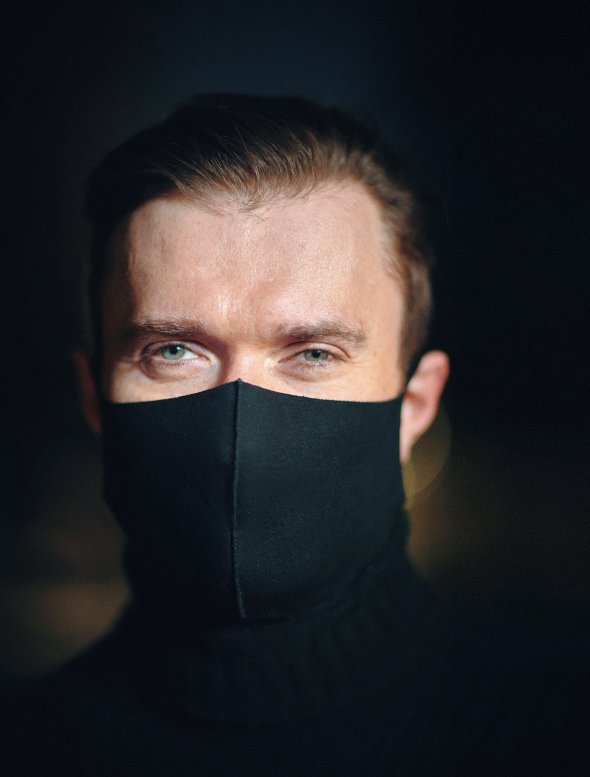 Мартин ЯКУБ, 40 років, письменник. Справжнє ім’я – Василь Шульга. Народився 24 вересня 1981-го в Житомирі. Мати – медична працівниця, батько – столяр. Закінчив магістратуру з політології в Національному університеті ”Києво-Могилянська академія”. 2008 року створив компанію Haizon із виробництва фото й відео. Автор кримінальних романів ”Мертві моделі” й ”Не твоє собаче діло”. Веде ютюб-канал Martyn Yakub Sho°. Співає. Грає на кларнеті й саксофоні. Захоплюється баскетболом. Серед улюблених письменників – Френсіс Скотт Фіцджеральд, Ернест Гемінґвей, Дешил Гемметт, Джоан Роулінґ, Ю Несбе, Валер’ян Підмогильний. Про родину не розповідає. Живе в Києві
