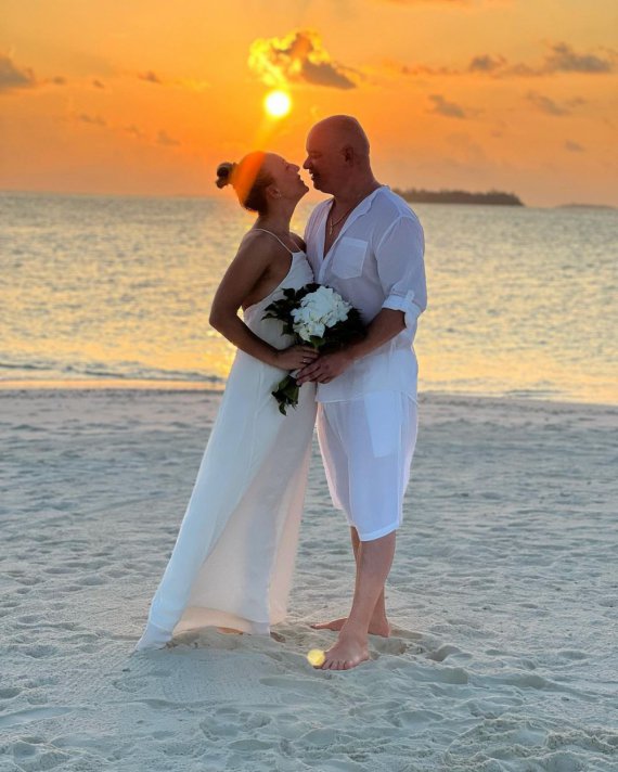 Ведучий і актор Євген Кошовий та його дружина Ксенія діляться романтичними фото з відпочинку на Мальдівах
