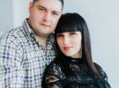 У Мелітополі Запорізької області розбилося подружжя 36-річний Іван Єлісеєв  з дружиною 31-річною Інною. Чоловік працював у поліції, жінка - юристкою центру безоплатної правової дороиоги. Сиротою залишився їхній  7-річний син
