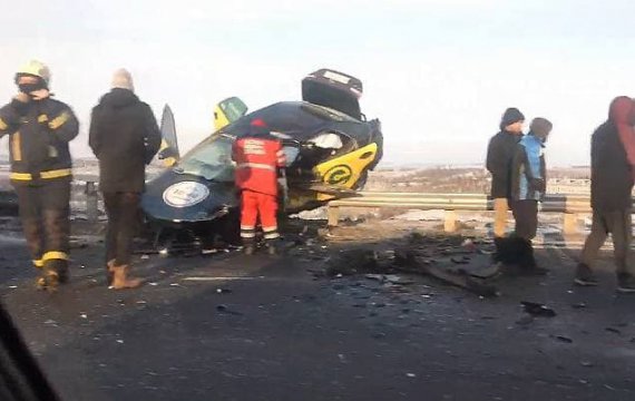 В Харькове такси попало в смертельное ДТП. Погибли двое мужчин и женщина. Двух маленьких детей  госпитализировали  