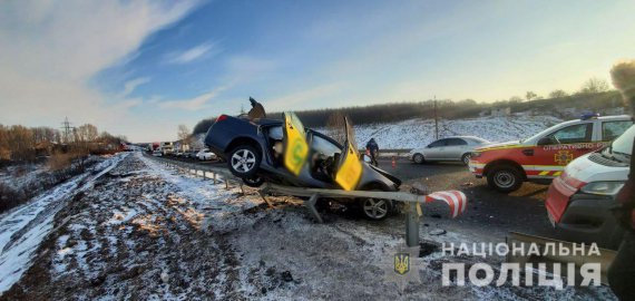 В Харькове такси попало в смертельное ДТП. Погибли двое мужчин и женщина. Двух маленьких детей госпитализировали