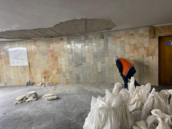 В Харькове в вестибюле на станции метро Площадь Конституции частично обрушился потолок