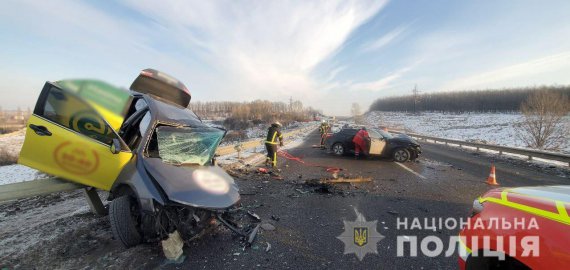 В Харькове такси попало в смертельное ДТП. Погибли двое мужчин и женщина. Двух маленьких детей госпитализировали