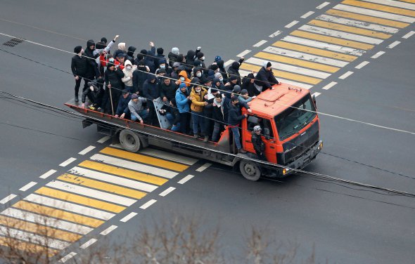 Протестувальники їдуть на вантажівці в Алмати, Казахстан, 5 січня. Мітинги в країні почалися через подорожчання вдвічі скрапленого газу. Президент Касим-Жомарт Токаєв відправив у відставку уряд. 10 січня заявив, що заворушення організували терористи, але порядок відновлено. Кількості загиблих не називає