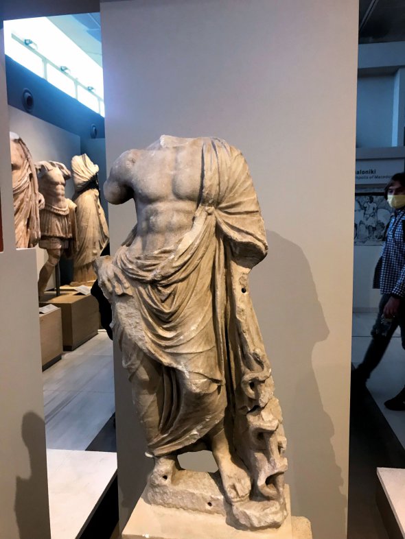 Антична скульптура людського тіла представлена в Археологічному музеї в Салоніках. Греки вважали ідеалом поєднання духовної та фізичної краси