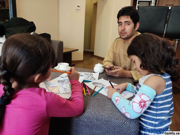 У готелі діти афганця Джавіда часто граються із рідним дядьком Мумтазом (по центру у светрі)