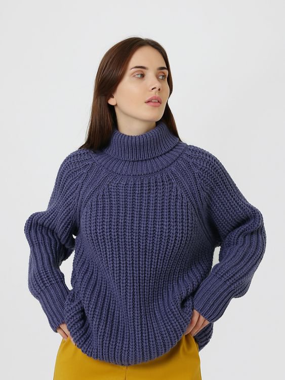 Оверсайз-свитер с высоким горлом является базовым для создания разных стильных образов