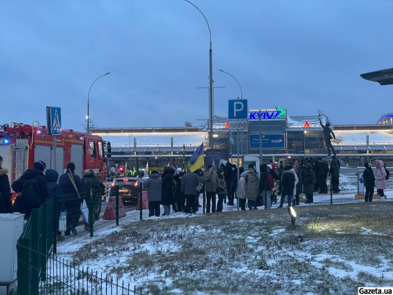 У международного аэропорта "Киев" сотни людей собрались встречать Петра Порошенко