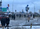 Біля міжнародного аеропорту "Київ" сотні людей зібралися зустрічати Петра Порошенка