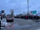 У международного аэропорта "Киев" сотни людей собрались встречать Петра Порошенко