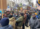 Сотні людей зібралися біля Печерського райсуду Києва аби підтримати Петра Порошенка