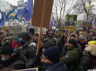 Сотни людей собрались возле Печерского райсуда Киева, чтобы поддержать Петра Порошенко