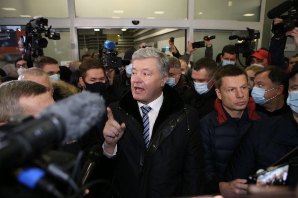 Порошенко в аэропорту "Київ" перед журналистами