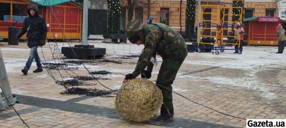 В Киеве начали разбирать главную елку страны. С нее снимают декорации и украшения