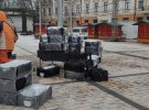 Гірлянди з київської ялинки робітники складають у ящики