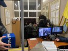В помещении суда решения по делу в отношении Петра Порошенко ожидают около двух десятков журналистов