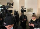 В помещении суда решения по делу в отношении Петра Порошенко ожидают около двух десятков журналистов
