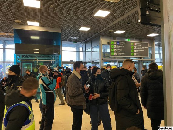 Петра Порошенка зустрічали у аеропорту «Київ» десятки журналістів та сотні прихильників