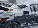 В Канаде местами выпало более полуметра снега. Местным приходится самостоятельно откапывать свои машины