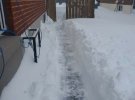 В Канаде местами  выпало более полуметра снега. Местным приходится самостоятельно откапывать свои машины