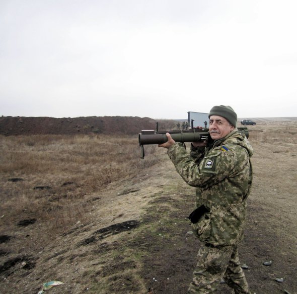 Микола ПОРОВСЬКИЙ, 65 років, політик, один із засновників Народного руху України. Народився 20 червня 1956-го в селі Заріцьк біля Рівного. Батько був учителем фізики й математики, мати працювала фельдшеркою. В Українському інституті інженерів водного господарства отримав фах інженера-будівельника. Працював майстром, виконробом, заступником начальника тресту ”Прикарпатбуд”, згодом – ”Рівнепромбуд”. У Народному русі України обіймав посаду заступника голови. Закінчив Національну академію державного управління при президентові України. Був депутатом трьох скликань Верховної Ради. Брав участь у бойових діях на Донбасі. Полковник Збройних сил України. Написав шість книжок національно-патріотичної тематики. Дружина 46-річна Іванна – психолог. Донька Марія, 26 років, – менеджерка. Захоплюється гірськими лижами й альпінізмом. Живе в Києві