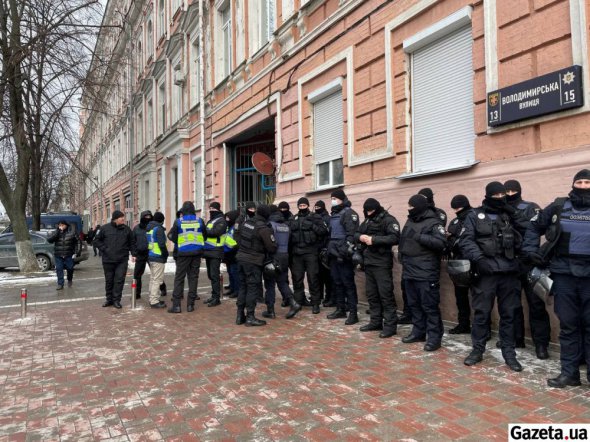 Поліцейських під Печерським райсудом зараз у кілька разів більше, ніж було у понеділок 