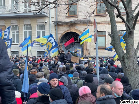 Тысячи людей митинговали сегодня под Офисом президента. Выражали протест против политики нынешнего главы государства Владимира Зеленского