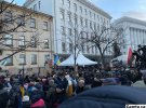 Тисячі людей мітингували сьогодні під Офісом президента. Висловлювали протест проти політики нинішнього глави держави Володимира Зеленського