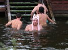 Киевляне массово купались на Крещение в Днепре, а также в городских озерах и прудах. А в парке "Муромец" даже устроили заплывы между желающими на небольшие дистанции