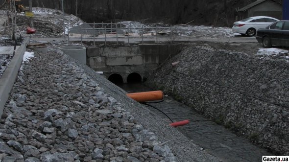 Неподалік будинку викопана канава, по якій тече вода. Рівчак створили спеціально аби поглинав надлишкову вологу після сильних опадів