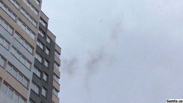 Екологи кажуть, що із комину постійно йде чорний дим. Однак голова кооперативу каже, що це сталося тільки одного разу, коли постачальники привезли неякісні матеріали