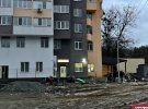 Власники квартир в ЖК "Кузьмінський-2" переважно здають житло в оренду. Однак світло горить лише в кількох оселях. Більшість господарів наразі роблять ремонт у квартирах. Нещодавно на першому поверсі відкрили продуктовий магазин, де можна купити все необхідно та вранці поласувати кавою
