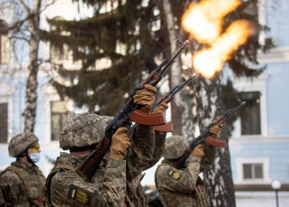 Військові салютують під час церемонії на згадку про загиблих захисників України. Зокрема, військових, які загинули в боях за Донецький аеропорт у цей день у 2015 році, біля меморіалу поблизу штаб-квартири Міноборони у Києві, 20 січня 