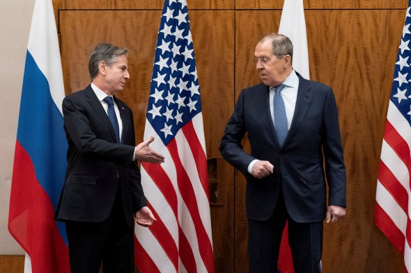 Госсекретарь США Энтони Блинкен приветствует российского коллегу Сергея Лаврова в Женеве, 21 января 