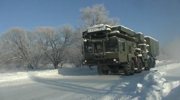 Радиолокационная машина зенитно-ракетного комплекса С-400 «Триумф» едет по дороге на пути в Беларусь для участия в военных учениях из Хабаровского края, 21 января 