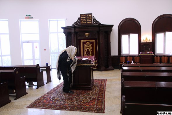 Иудей молится в мужском зале синагоги