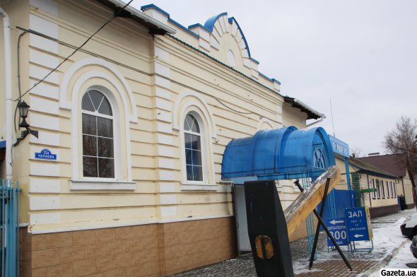 Памятник молотку перед зданием Гадячского вентиляторного завода. В соседнем здании расположен единственный в Украине музей молотка. В конце XIX ст. в этих помещениях располагалась Гадячская синагога