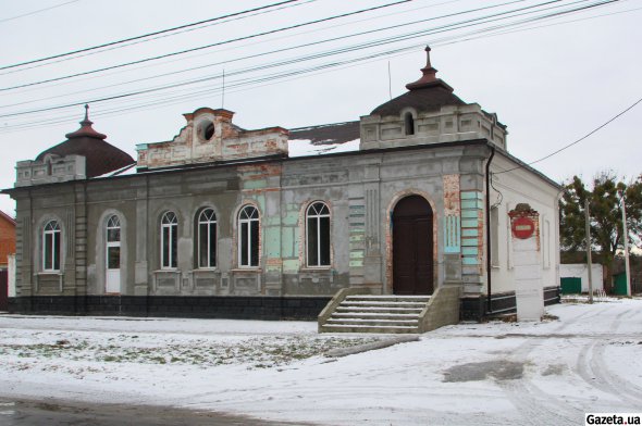 В этом здании начинал трудовой путь писатель Панас Мирный. В 1863-64 годах работал писарем в поводовом суде. В настоящее время дом находится в частной собственности