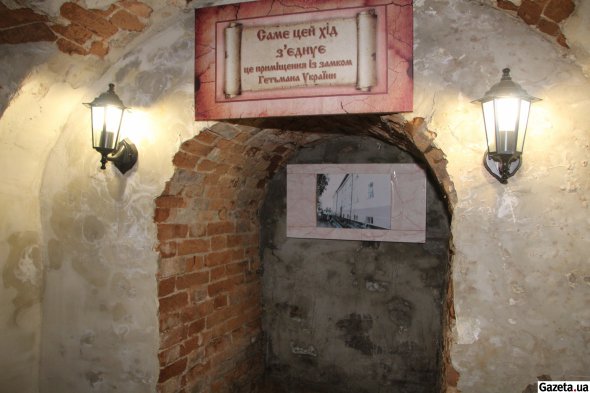 За легендами, козацькі підземелля проходять під Соборною площею та тягнуться до Замкової гори і далі на околиці Гадяча