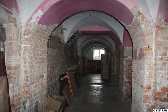 В подвалах бывшей тюрьмы. Здесь еще сохранились контуры камер