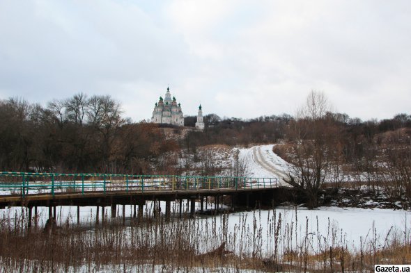 Окрестности села Плишивец. Мост через Псел, вид на девятибанную каменную Свято-Покровскую церковь