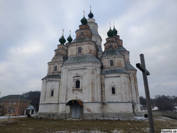 Каменная девятибанная Свято-Покровская церковь в селе Плешивец