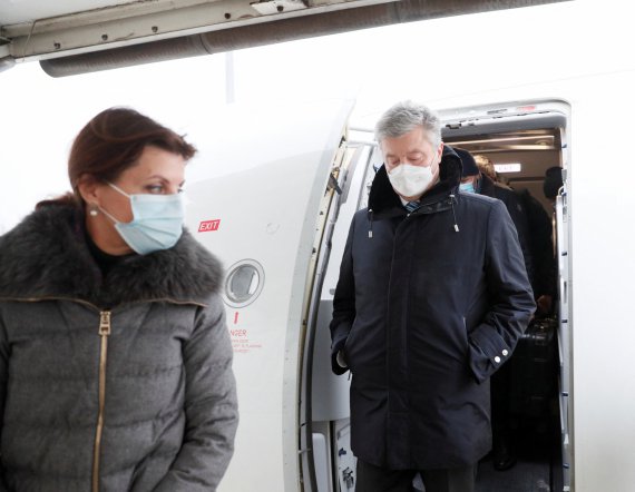 Петр Порошенко и его жена Марина выходят из прилетевшего в Киев самолета.