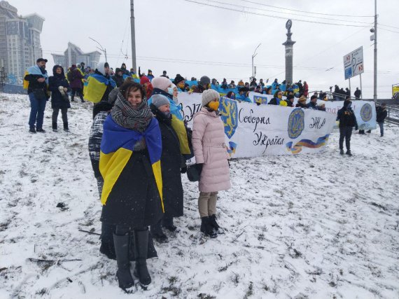 В Киеве через Днепр образовали живую цепь Соборности. Фото: Анастасия Прокаева