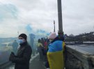У Києві через Дніпро утворили живий ланцюг Соборності. Фото: Анастасія Прокаєва