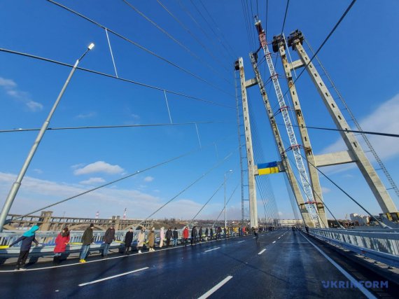 В Україні відкрили першу чергу найбільшого в Україні вантового мосту через Дніпро в Запоріжжі. Фото: ukrinform