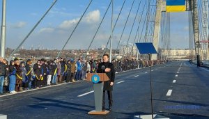 Після своєї промови президент Володимир Зеленський приєднався до 9-кілометрового живого ланцюга. Фото: ukrinform