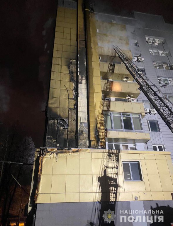 В офісній будівлі мережі "АТБ" у Дніпрі сталася масштабна пожежа. Причини встановлюють