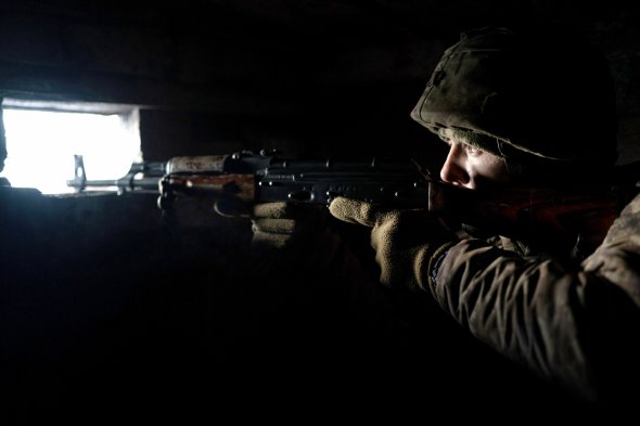 Украинский солдат на линии фронта в Золотом, на Донбассе 