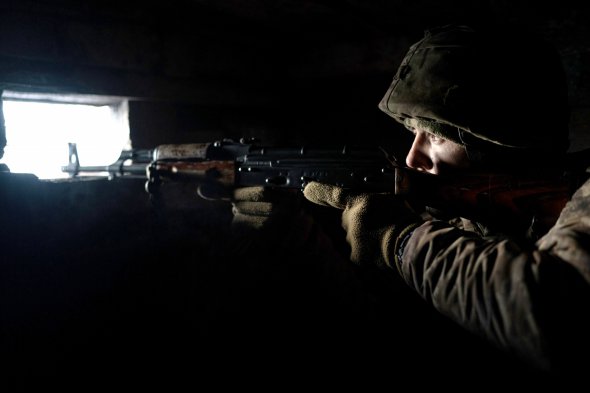 Украинский солдат на линии фронта в Золотом, на Донбассе